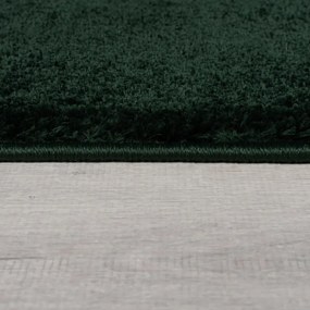 Runner in fibra riciclata verde scuro 60x230 cm Sheen - Flair Rugs