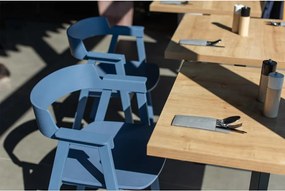 Sedia da pranzo blu in rovere massiccio con braccioli Flip – Gazzda