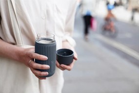 Tazza da viaggio grigio scuro in vetro 340 ml – Black + Blum