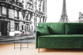 Carta da parati – Torre Eiffel in bianco e nero da una strada di Parigi