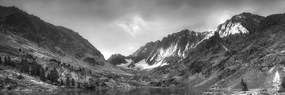Stampa su tela – Montagne maestose con lago in bianco e nero