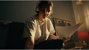 Poltrona di colore naturale allungabile con rivestimento in lino Hooked – Karup Design