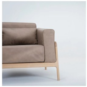 Poltrona in pelle di bufalo marrone chiaro con struttura in rovere massiccio Fawn - Gazzda