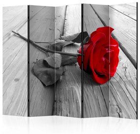 Paravento Rosa abbandonata II - rosa rossa su pavimento grigio