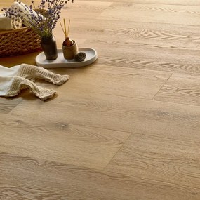 Pavimento SPC passaggio intenso Arezzo beige Sp 5.3 mm con sottopavimento integrato 2.24 m²