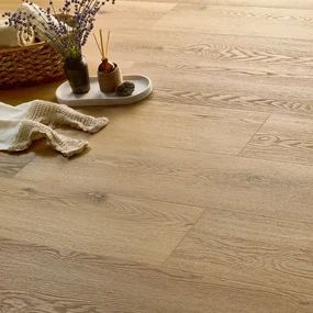 Pavimento SPC passaggio intenso Arezzo beige Sp 5.3 mm con sottopavimento integrato 2.24 m²