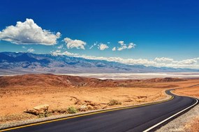 Carta da parati autoadesiva – Strada nel mezzo del paese