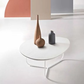 Tavolino sagomato con piano in legno Bianco Frassino e base in metallo OYA