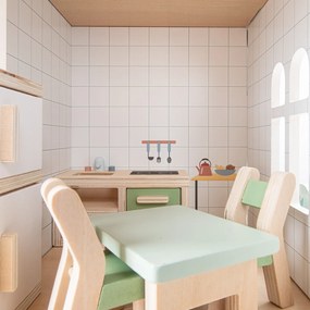 Casa delle bambole in legno con arredamento