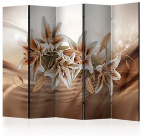 Paravento design Gigli di cioccolato II - fiori bianchi e arancioni su sfondo astratto