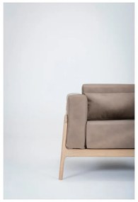 Poltrona in pelle di bufalo marrone chiaro con struttura in rovere massiccio Fawn - Gazzda