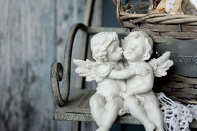 Stampa su tela – Statuette di angioletti sulla panchina