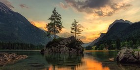 Quadro su tela – Paesaggio montano sul lago