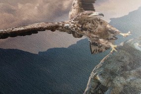 Stampa su tela – Aquila con ali spiegate sopra le montagne