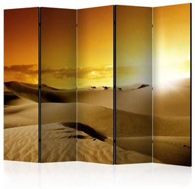 Paravento Marcia dei cammelli II - paesaggio desertico con luce solare