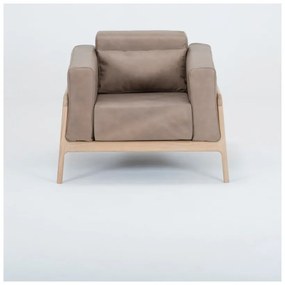 Poltrona in pelle di bufalo marrone chiaro con struttura in rovere massiccio Fawn - Gazzda