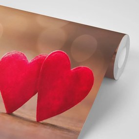 Carta da parati – Cuori rossi su legno