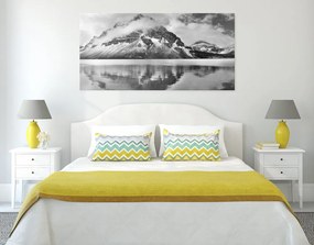 Quadro su tela – Lago vicino a una splendida montagna in bianco e nero