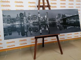 Quadro su tela – Riflesso di Manhattan nell'acqua in bianco e nero