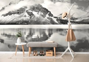 Carta da parati – Lago vicino a montagna in bianco e nero