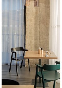 Sedia da pranzo nera in rovere massiccio con braccioli Flip – Gazzda