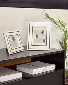 Kave Home - Cornice per foto Vittoria in marmo bianco e nero 23 x 18 cm