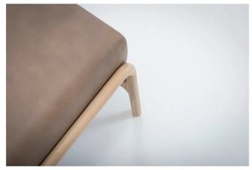 Poggiapiedi in pelle di bufalo marrone chiaro con struttura in rovere massiccio Fawn - Gazzda