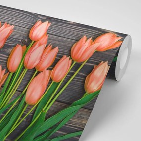 Carta da parati – Tulipani arancioni su sfondo di legno