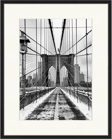 Foto incorniciata del ponte di Brooklyn coperto di neve