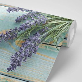 Carta da parati autoadesiva – Lavanda su sfondo di legno