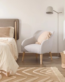 Kave Home - Poltrona Bobly beige e piedi in legno finitura naturale
