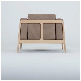 Poltrona in pelle di bufalo marrone chiaro con struttura in rovere massiccio Fawn - Gazzda