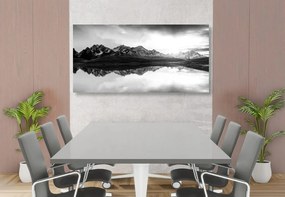 Quadro su tela – Tramonto abbagliante sul lago di montagna in bianco e nero