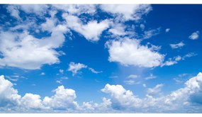 Carta da parati moderna Sotto il cielo aperto - paesaggio del cielo azzurro con nuvole leggere