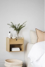 Comodino sospeso con ripiani in legno di quercia in colore naturale Hillmond - Rowico