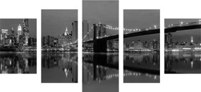 Quadri 5 pezzi – Riflesso di Manhattan nell'acqua in bianco e nero
