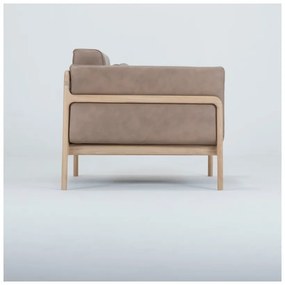 Poltrona in pelle di bufalo marrone chiaro con struttura in rovere massiccio Fawn - Gazzda