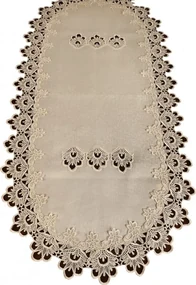 Lussuosa tovaglia ovale beige con delicati ricami e merletti