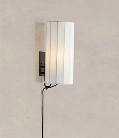 Lampada da parete bianca e nera con alimentazione a corrente Hikari – Markslöjd