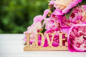 Carta da parati – Peonie con scritta Love