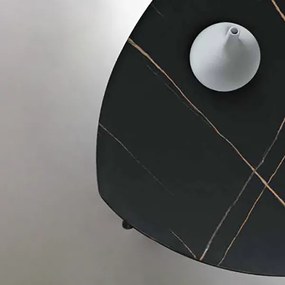 Tavolino sagomato con piano in legno effetto Marmo Nero e base in metallo OYA