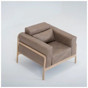 Poltrona in pelle di bufalo marrone chiaro con struttura in rovere massiccio Fawn - Gazzda