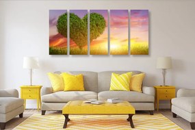 Quadri 5 pezzi – Albero a forma di cuore sul prato