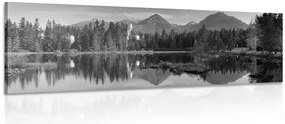 Quadro su tela – Magnifico panorama montano sul lago in bianco e nero