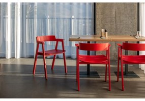 Sedia da pranzo rossa in rovere massiccio con braccioli Flip – Gazzda