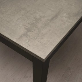 Tavolo TROPEA in legno, finitura grigio cemento e metallo verniciato antracite, allungabile 90&#215;90 cm &#8211; 180&#215;90 cm