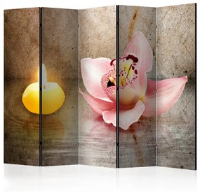 Paravento design Serata Romantica II - orchidea accanto a una candela in stile zen
