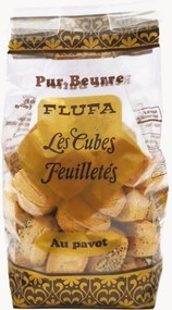 Cubetti di pasta sfoglia al burro con semi di papavero