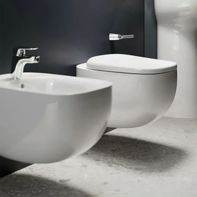 Coppia sanitari sospesi in ceramica con sedile soft-close bianco lucido Rak Illusion