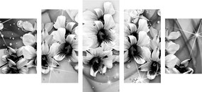 Quadri 5 pezzi – Fiori in bianco e nero su sfondo astratto